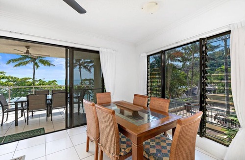 Trinity Beach Apartment | 3 Bedroom 2 Bathroom 2nd Floor Beachfront Meridien Apartment Trinity Beach