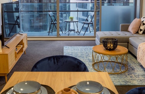 Southbank Apartment | 3-Bedroom Apartment near Crown Casino & Eureka Tower w/Parking, Gym, & Pool