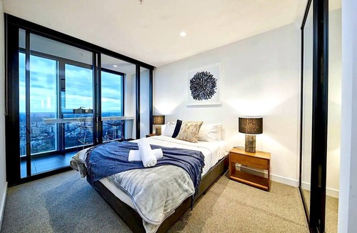 Melbourne Central Business District Apartment | 3 Bedroom Apartment w/Pool, Gym, Balcony, Parking & City Views on Level 69