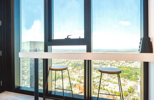 Melbourne Central Business District Apartment | 3 Bedroom Apartment w/Pool, Gym, Balcony, Parking & City Views on Level 69