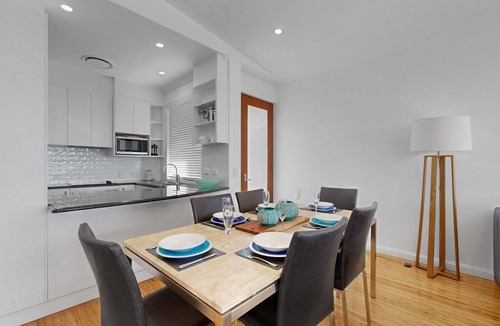 Noosaville Apartment | 3 bedroom riverfront apartment with lift