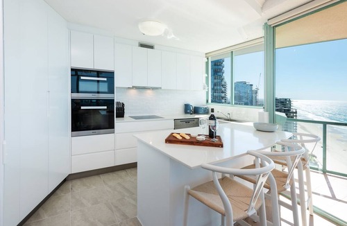 Main Beach Apartment | 3 Bedroom Skyview Sub Penthouse