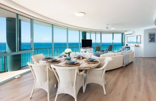 Main Beach Apartment | 3 Bedroom Skyview Sub Penthouse