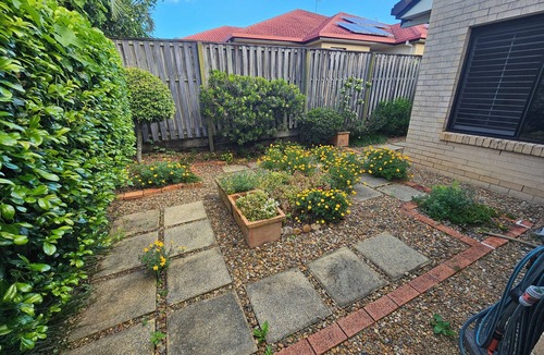 Robina House | 3 BR Home 10 mins from beach Short Walk to dining, outdoor pet friendly