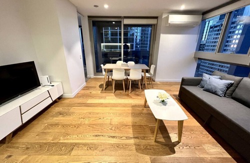 Melbourne Central Business District Apartment | 3 BR Skyview Serenity by Readyset Apartments