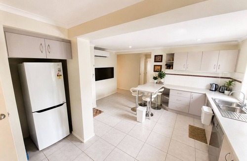 Browns Plains House | 3 BR Unit with exclusive pool/parking/walk to mall