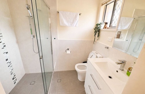 Browns Plains House | 3 BR Unit with exclusive pool/parking/walk to mall
