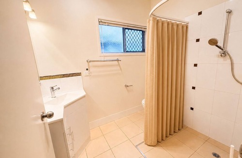 Browns Plains House | 3 BR Unit with exclusive pool/parking/walk to mall