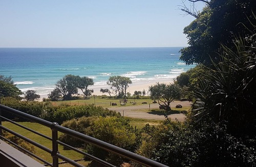 Point Lookout Apartment | 3 level Unit in close proximity to Deadmans Beach with ocean views.