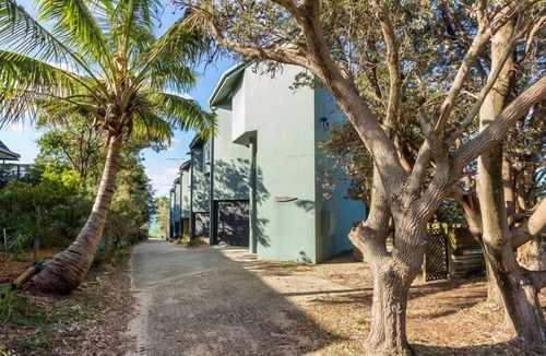Point Lookout Apartment | 3 level Unit in close proximity to Deadmans Beach with ocean views.