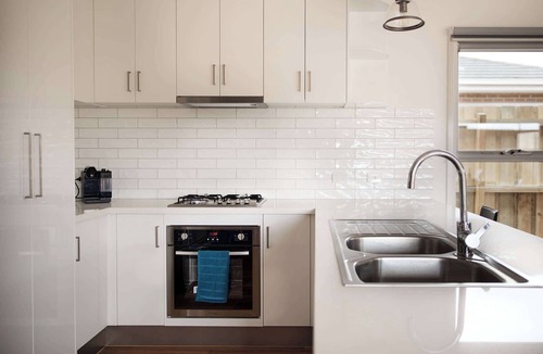 Capel Sound Condo | 3-min Walk to Beach, Hot Spring, Winery Retreat