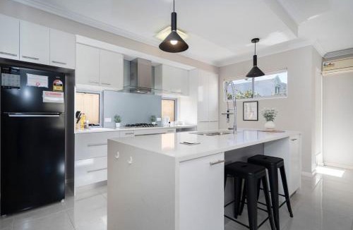 North Perth House | 30 Modern & Quiet Retreat -Walk to Dining & Shops