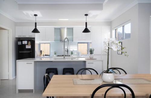 North Perth House | 30 Modern & Quiet Retreat -Walk to Dining & Shops