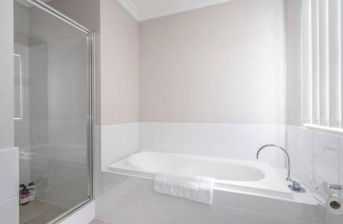 North Perth House | 30 Modern & Quiet Retreat -Walk to Dining & Shops