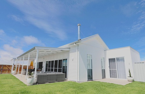 Waterhouse House | 300m to restaurants & shops, 400M to the beach!
