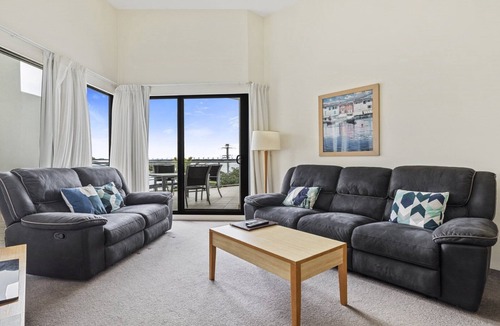 Tea Gardens Apartment | 309 The Boathouse, TOP NOTCH