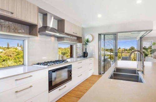 Sunrise Beach House | 31 Orealla: Heated Spa, Pet Friendly, 5 Beds, AC