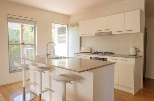 Sunrise Beach House | 31 Orealla: Heated Spa, Pet Friendly, 5 Beds, AC
