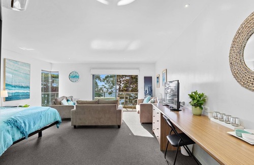 Cowes Apartment | 340 The Waves, Studio Unit, across the road from the beach, lift access.