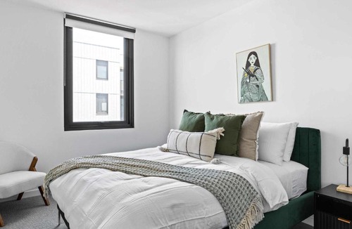 Brunswick Apartment | 3BR 2Bath FREE PARKING Balcony w Cityviews