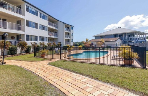 Urangan Apartment | 3BR Apt + Pool Great Location Opp Beach & Park