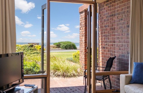 Encounter Bay Apartment | 3BR Beachfront Apt 'By the Sea' – Ocean Views, Near The Bluff | Ideal for Extended Staysff |