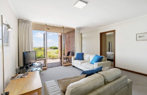 Encounter Bay Apartment | 3BR Beachfront Apt 'By the Sea' – Ocean Views, Near The Bluff | Ideal for Extended Staysff |