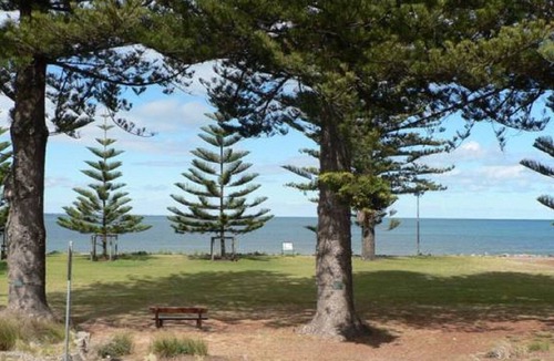 Victor Harbor Apartment | 3BR Breeze Beachfront Apt no 1 – Esplanade Views, Balcony, Secure Parking | Ideal for Extended Stays