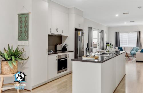 McCracken House | 3BR Contemporary Home with Sea Views