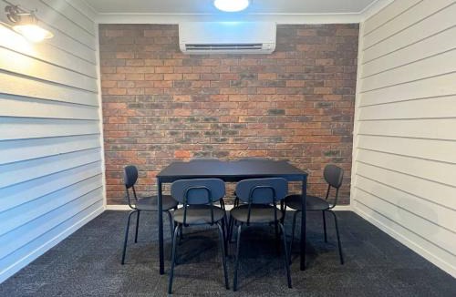 Slacks Creek House | 3BR Cottage Home w/Ample Parking - Holiday Home