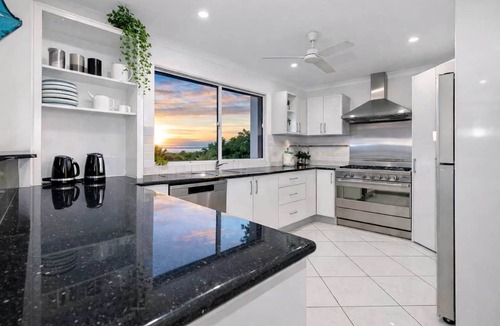 North Ward Apartment | 3BR Oceanfront Penthouse on The Strand, Townsville