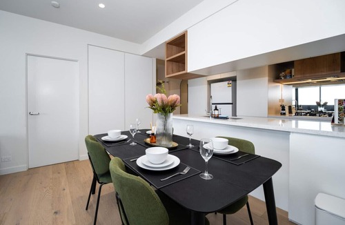 South Melbourne Apartment | 3BR Spacious Family Home w/Parking Gym Pool