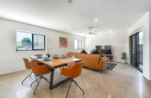 Mount Gravatt East Apartment | 3BR Top Floor Apartment with Parking, EV friendly & Views Brisbane South