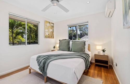 Holloways Beach House | 3BR Tropical Retreat Steps to Holloways Beach