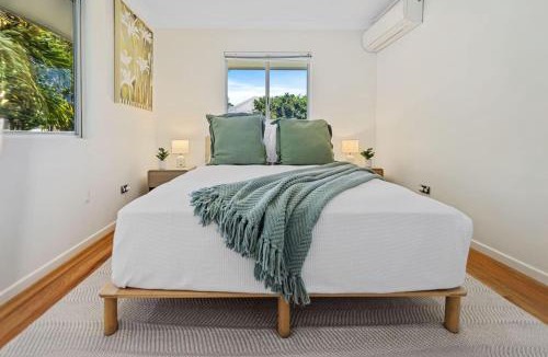 Holloways Beach House | 3BR Tropical Retreat Steps to Holloways Beach