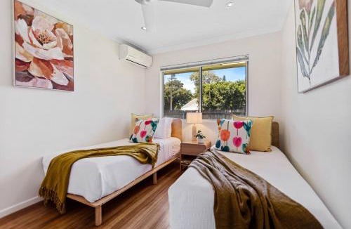 Holloways Beach House | 3BR Tropical Retreat Steps to Holloways Beach