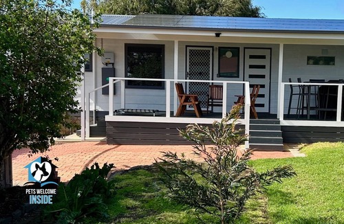 Port Elliot House | 3BR Updated Coastal Beach House in Funky Port Elliot
