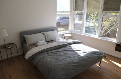 Narrabundah House | 3BRS-New, Stylish Getaway/Netflix/PetsFriendly