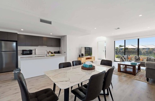 Victor Harbor House | 4-13 Central Dr Victor Harbor - Wi-Fi and Linen