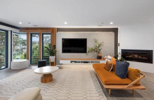 Hyams Beach House | 4 BDR - 4PM Checkout - 250m to Beach - Outdoor spa