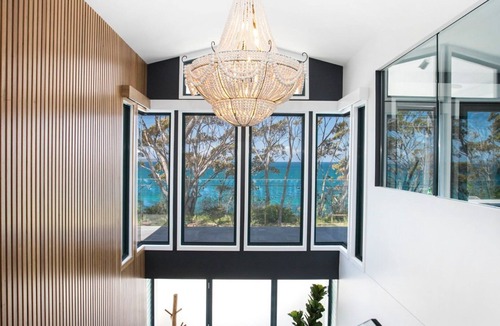 Hyams Beach House | 4 BDR - 4PM Checkout - 250m to Beach - Outdoor spa