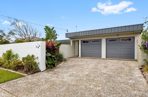 Mooloolaba House | 4 bedroom home on canal