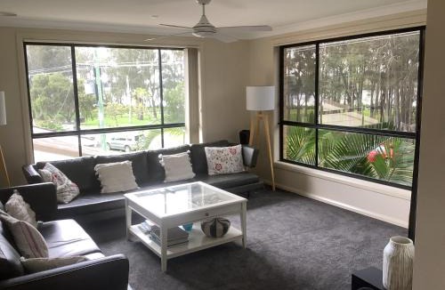 Forster House | 4 Bedroom modern house opposite Wallis Lake