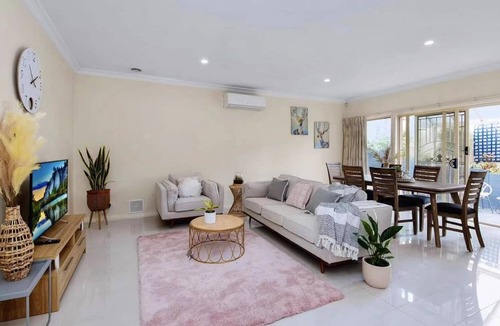 Doncaster House | 4 Bedrooms house walking to shopping town