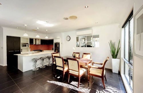 Calamvale House | 4 Ensuites|Patio Pool Billiards Media Room