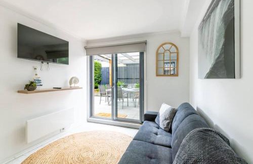 Ocean Grove House | 400m walk to Main Beach! Garage - BBQ - Patio