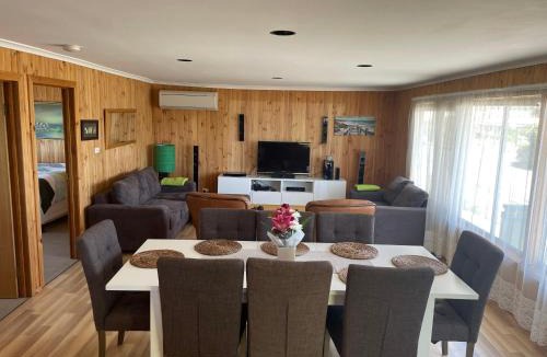 Middleton House | 41 Bailey Rd - Family - Surf Beach - No Linen Included