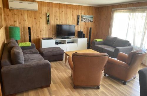 Middleton House | 41 Bailey Rd - Family - Surf Beach - No Linen Included