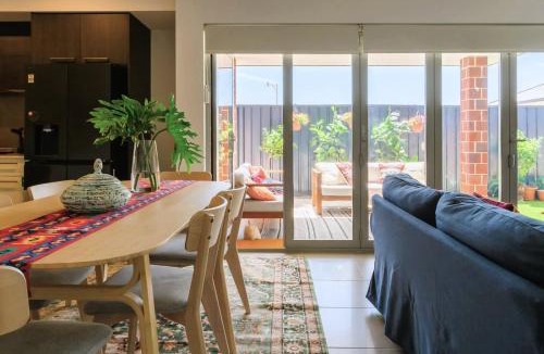 Coogee House | 42 Coogee Beach Marina 3BR Haven near Omeo Wreck