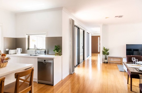 Forest Hill House | 4Bedrooms 3.5bath' with NETFLIX & NBN near Forest Hill Chase Shopping centre
